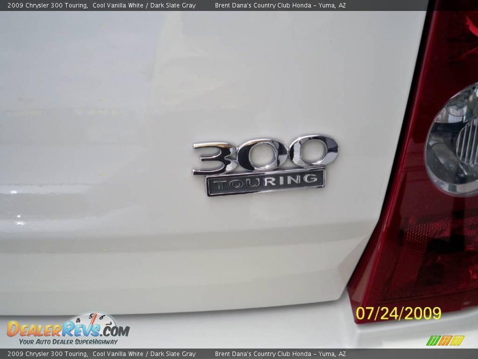 2009 Chrysler 300 Touring Cool Vanilla White / Dark Slate Gray Photo #3
