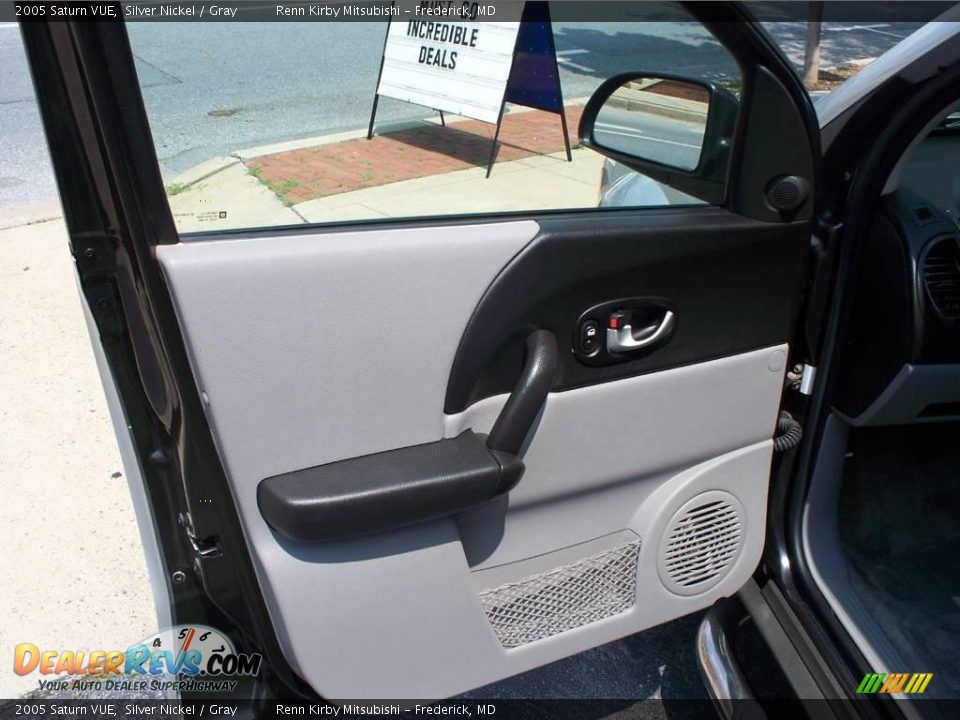 2005 Saturn VUE Silver Nickel / Gray Photo #12