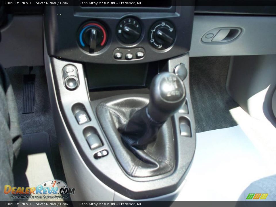 2005 Saturn VUE Silver Nickel / Gray Photo #14