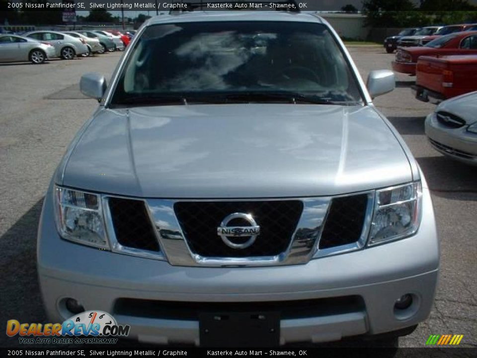 2005 Nissan Pathfinder SE Silver Lightning Metallic / Graphite Photo #2