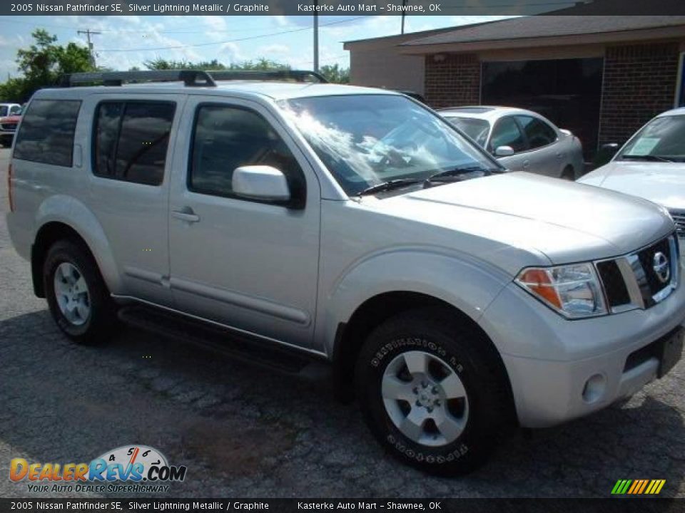 2005 Nissan Pathfinder SE Silver Lightning Metallic / Graphite Photo #3