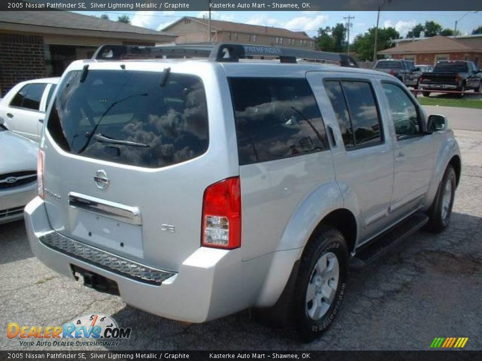 2005 Nissan Pathfinder SE Silver Lightning Metallic / Graphite Photo #4