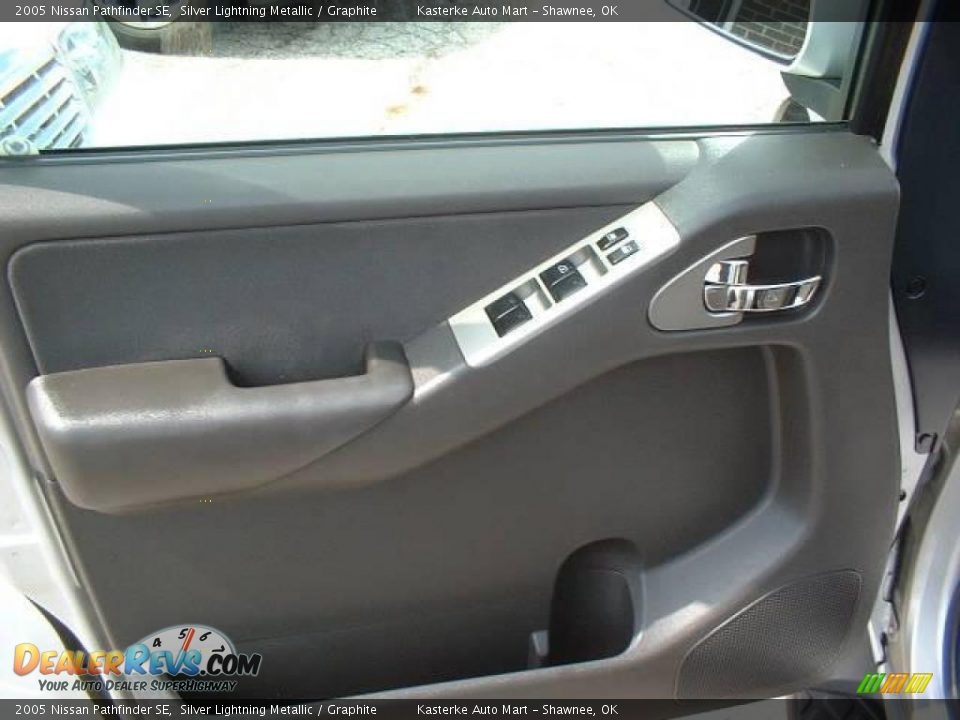 2005 Nissan Pathfinder SE Silver Lightning Metallic / Graphite Photo #8