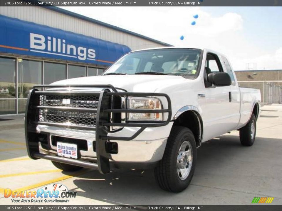 2006 Ford F250 Super Duty XLT SuperCab 4x4 Oxford White / Medium Flint Photo #2
