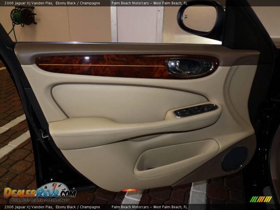 2006 Jaguar XJ Vanden Plas Ebony Black / Champagne Photo #18