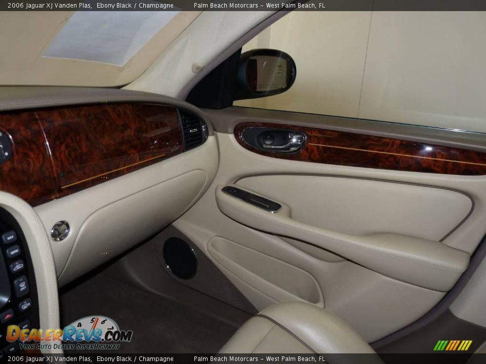 2006 Jaguar XJ Vanden Plas Ebony Black / Champagne Photo #32