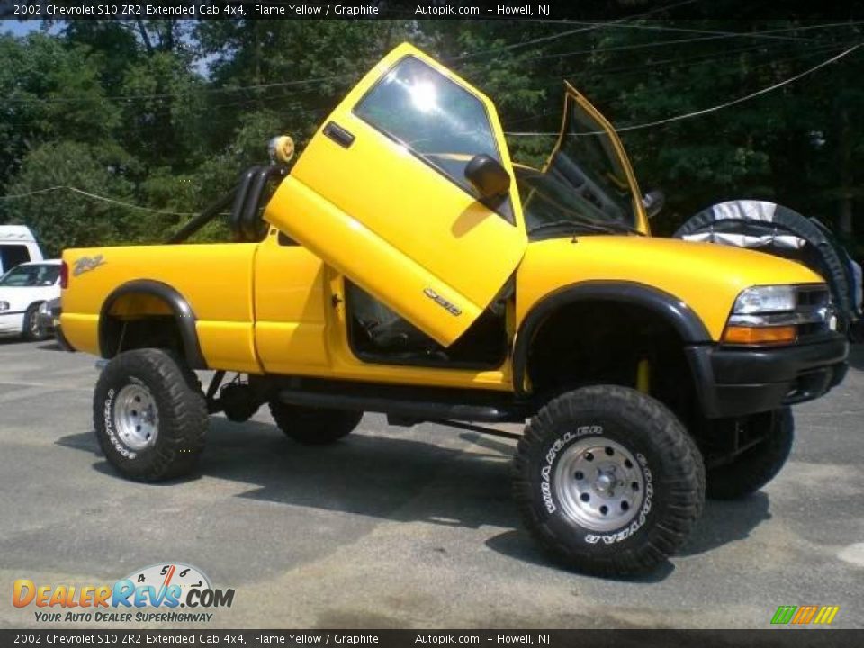 2002 Chevrolet S10 ZR2 Extended Cab 4x4 Flame Yellow / Graphite Photo #5