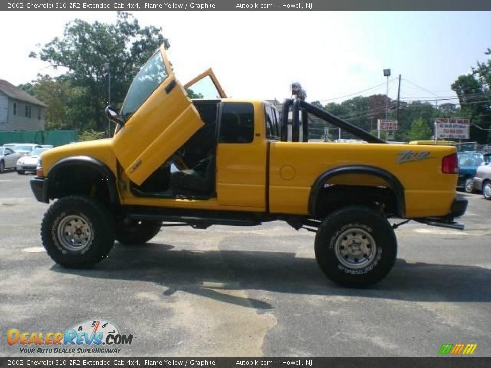 2002 Chevrolet S10 ZR2 Extended Cab 4x4 Flame Yellow / Graphite Photo #10