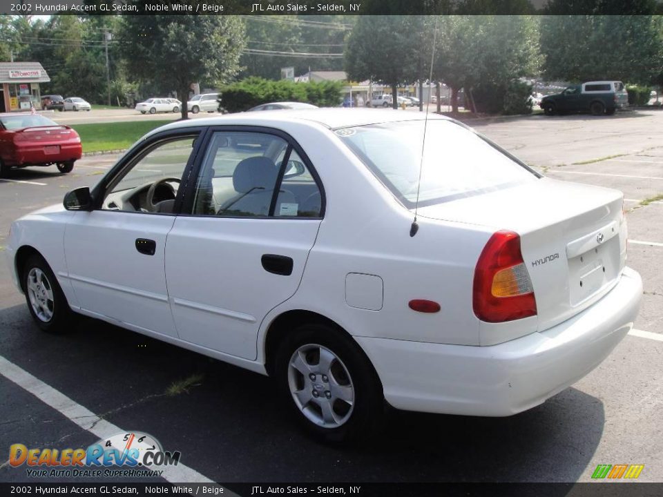 2002 Hyundai Accent GL Sedan Noble White / Beige Photo #4