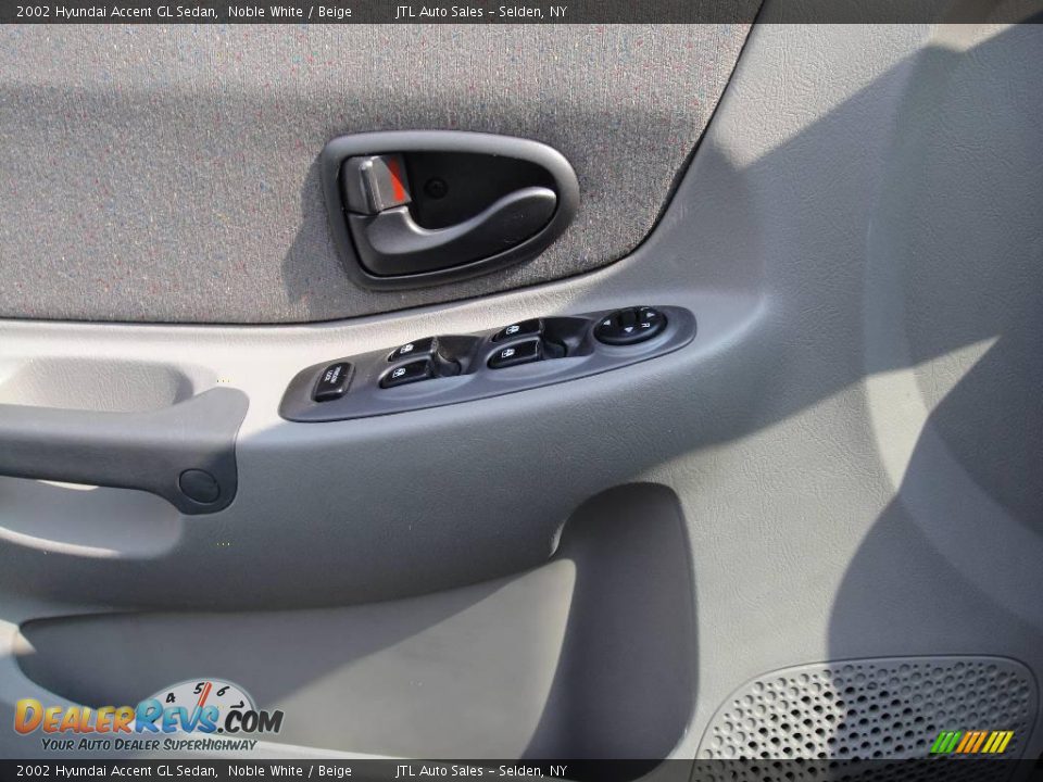 2002 Hyundai Accent GL Sedan Noble White / Beige Photo #8