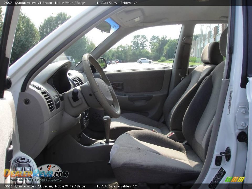 2002 Hyundai Accent GL Sedan Noble White / Beige Photo #10