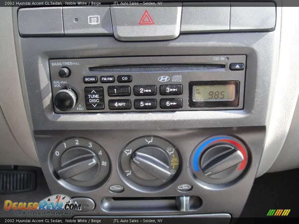 2002 Hyundai Accent GL Sedan Noble White / Beige Photo #13