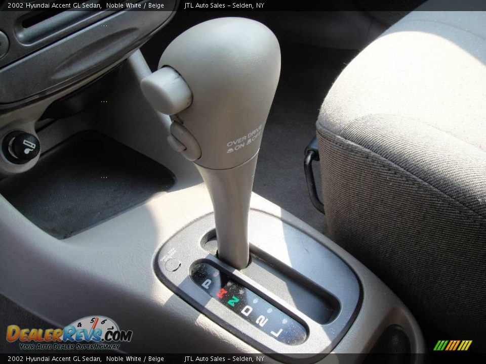 2002 Hyundai Accent GL Sedan Noble White / Beige Photo #14