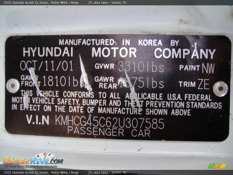 2002 Hyundai Accent GL Sedan Noble White / Beige Photo #15
