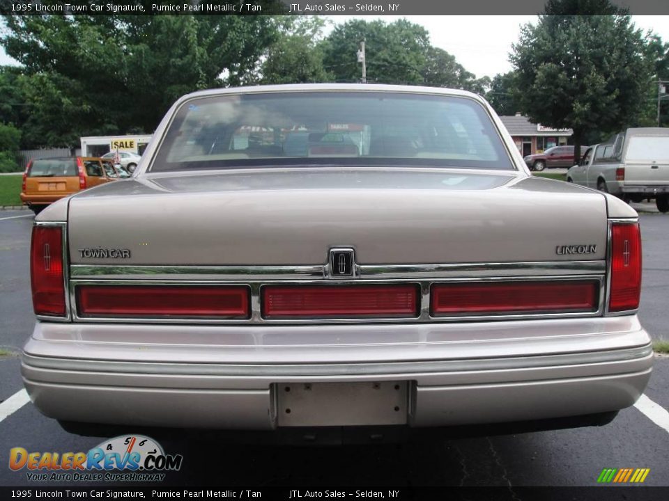 1995 Lincoln Town Car Signature Pumice Pearl Metallic / Tan Photo #5