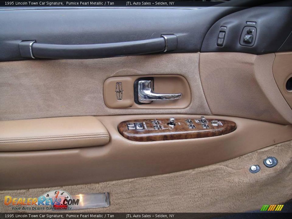 1995 Lincoln Town Car Signature Pumice Pearl Metallic / Tan Photo #8