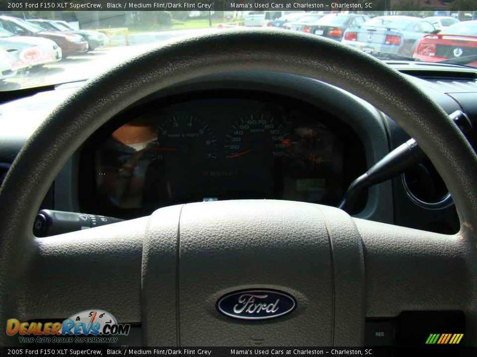 2005 Ford F150 XLT SuperCrew Black / Medium Flint/Dark Flint Grey Photo #17