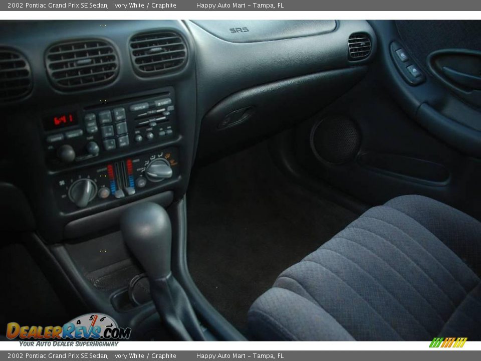 2002 Pontiac Grand Prix SE Sedan Ivory White / Graphite Photo #17
