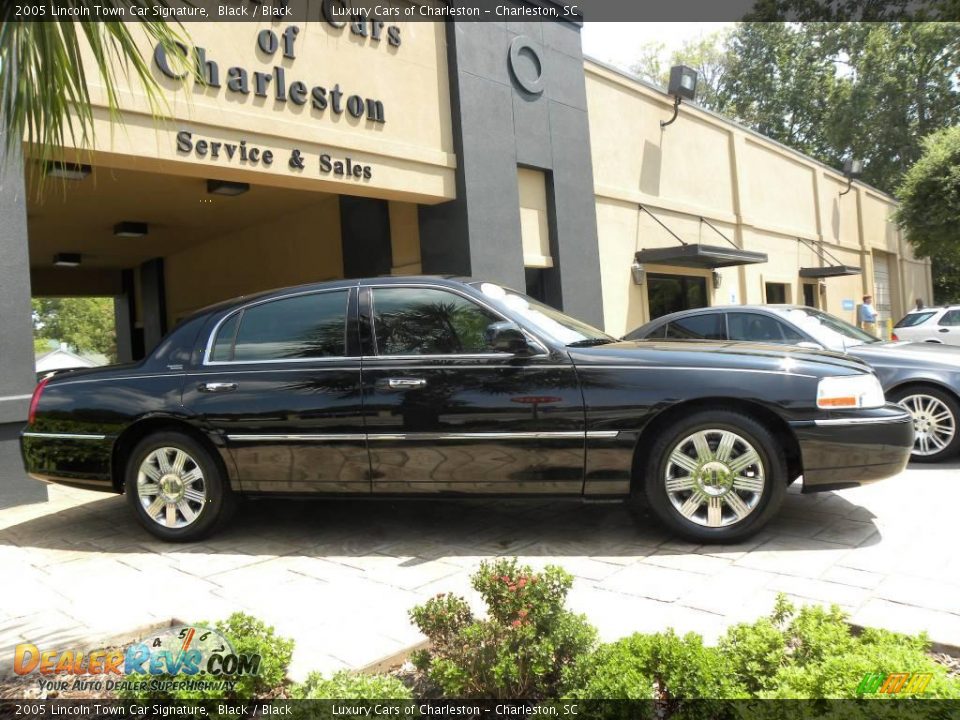 2005 Lincoln Town Car Signature Black / Black Photo #2
