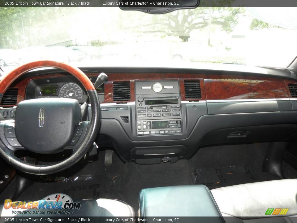 2005 Lincoln Town Car Signature Black / Black Photo #3