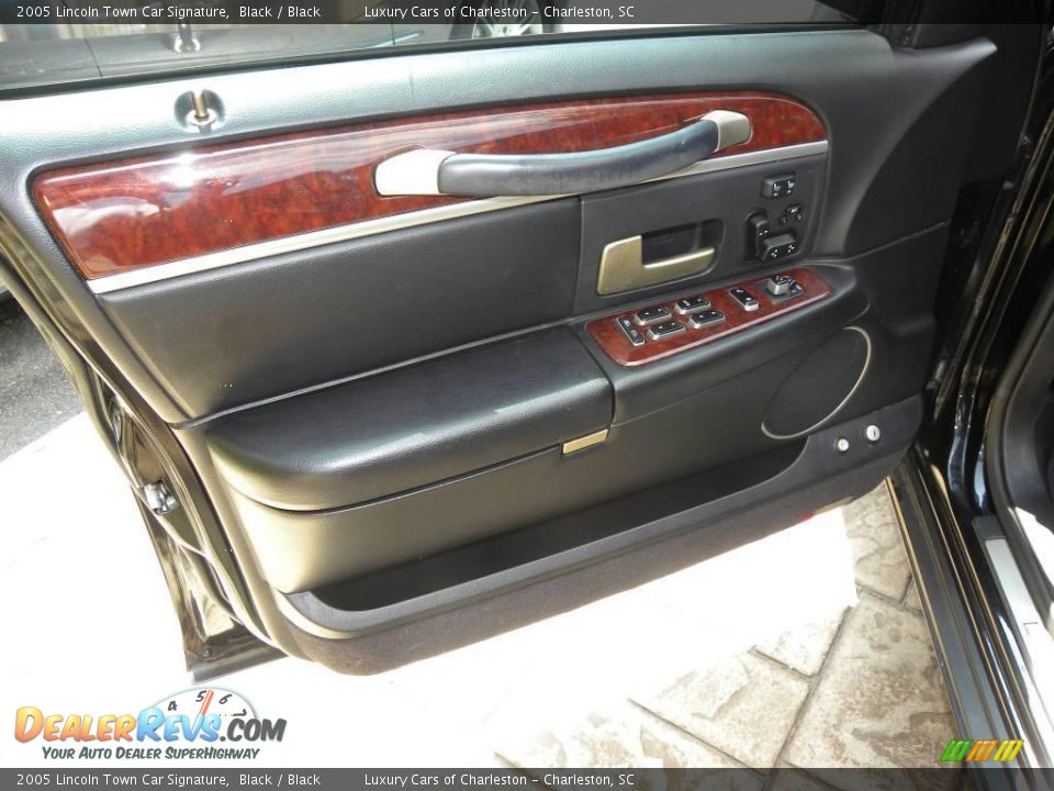 2005 Lincoln Town Car Signature Black / Black Photo #6