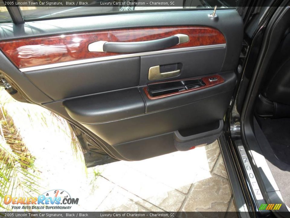 2005 Lincoln Town Car Signature Black / Black Photo #8