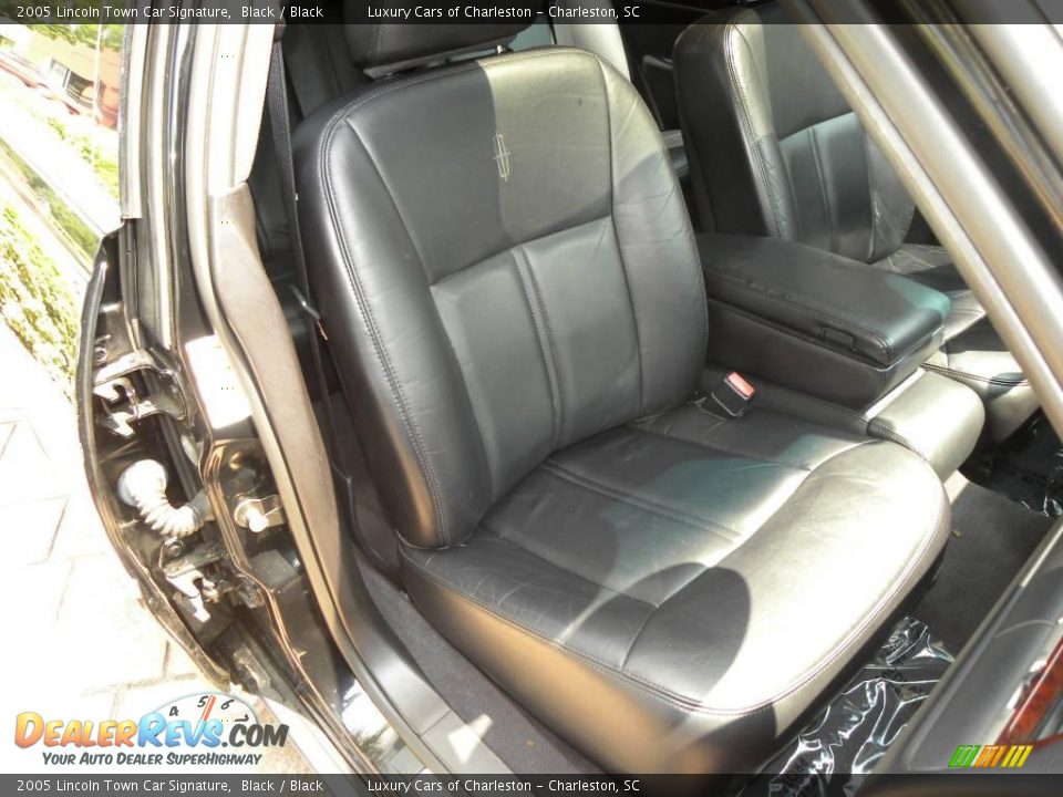 2005 Lincoln Town Car Signature Black / Black Photo #9