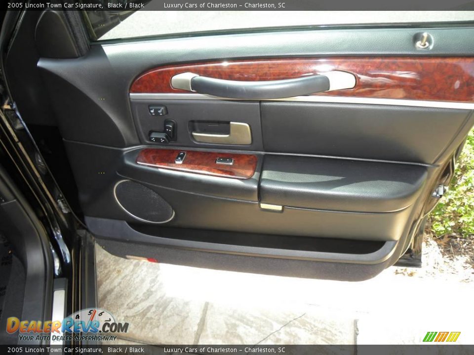 2005 Lincoln Town Car Signature Black / Black Photo #10