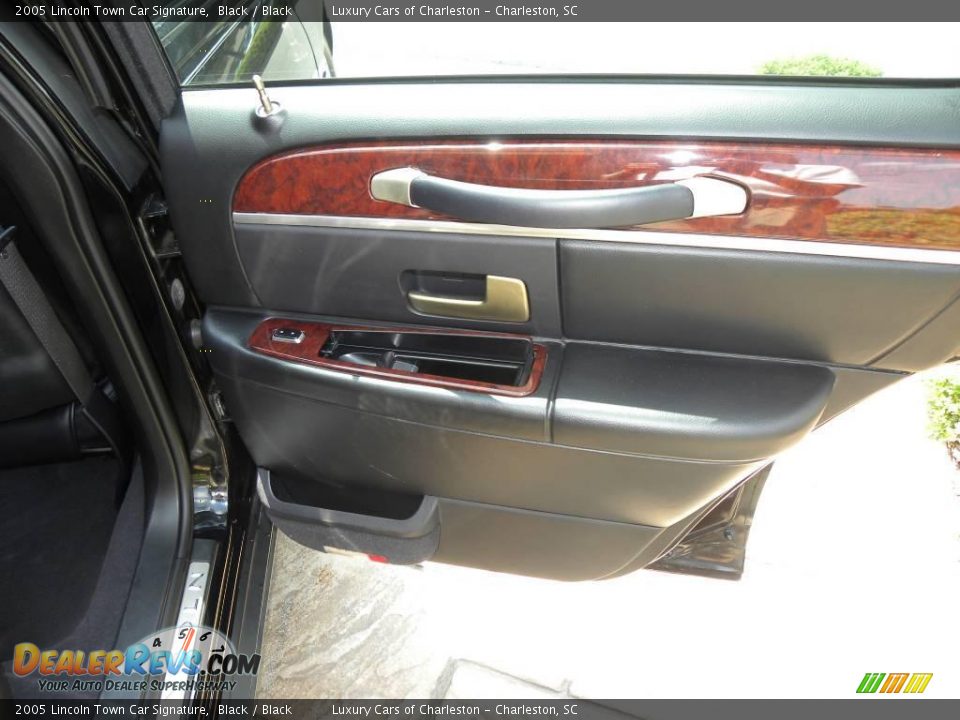 2005 Lincoln Town Car Signature Black / Black Photo #12