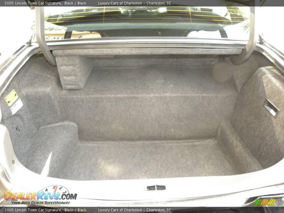 2005 Lincoln Town Car Signature Black / Black Photo #14