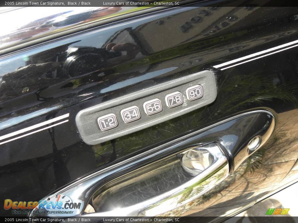 2005 Lincoln Town Car Signature Black / Black Photo #18