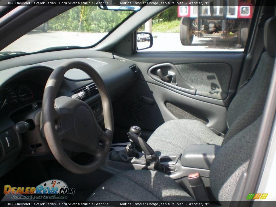 2004 Chevrolet Cavalier Sedan Ultra Silver Metallic / Graphite Photo #10