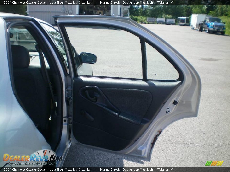 2004 Chevrolet Cavalier Sedan Ultra Silver Metallic / Graphite Photo #15