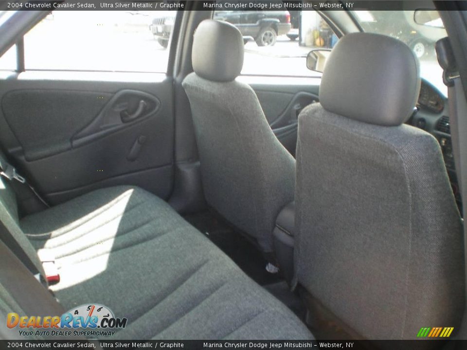 2004 Chevrolet Cavalier Sedan Ultra Silver Metallic / Graphite Photo #16