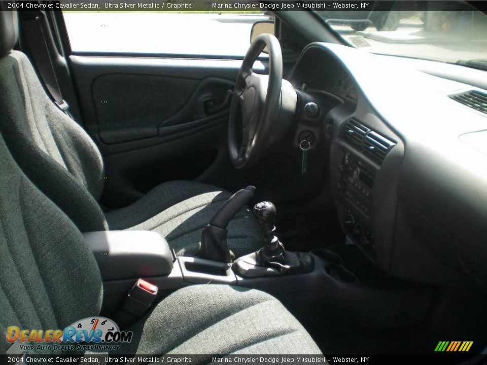 2004 Chevrolet Cavalier Sedan Ultra Silver Metallic / Graphite Photo #18