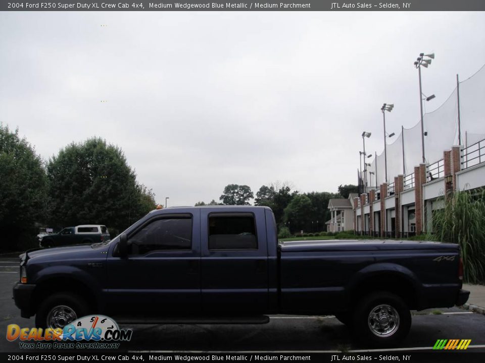 2004 Ford F250 Super Duty XL Crew Cab 4x4 Medium Wedgewood Blue Metallic / Medium Parchment Photo #3