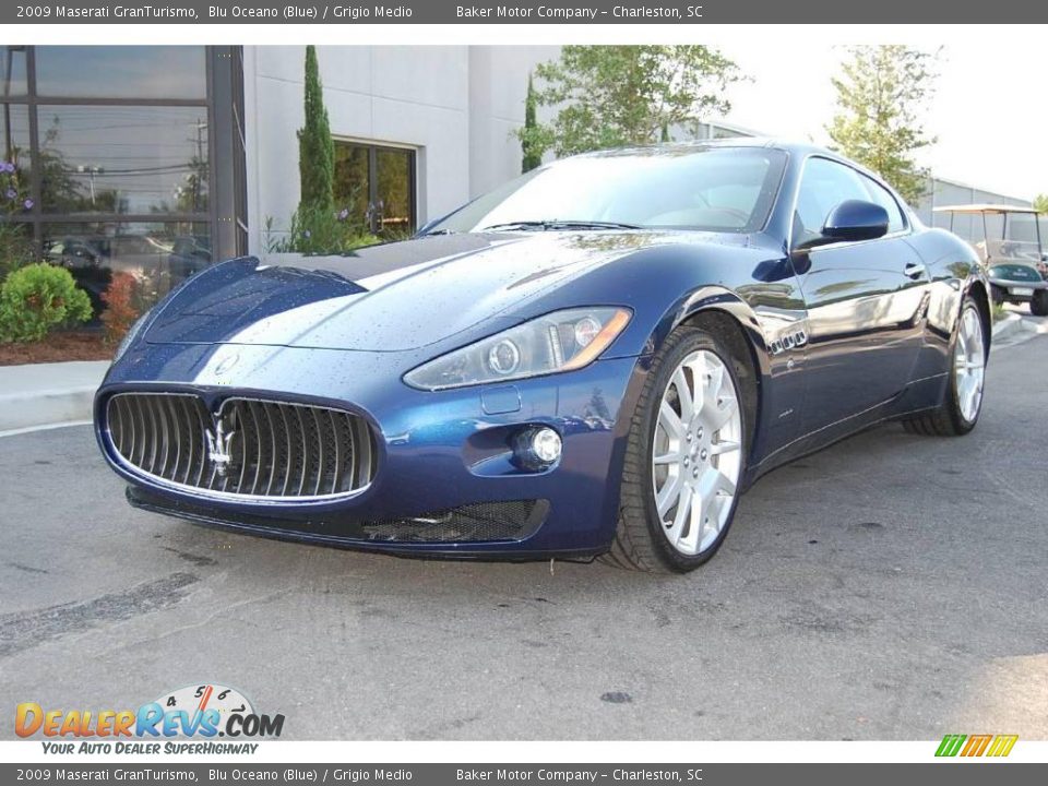 Front 3/4 View of 2009 Maserati GranTurismo  Photo #13