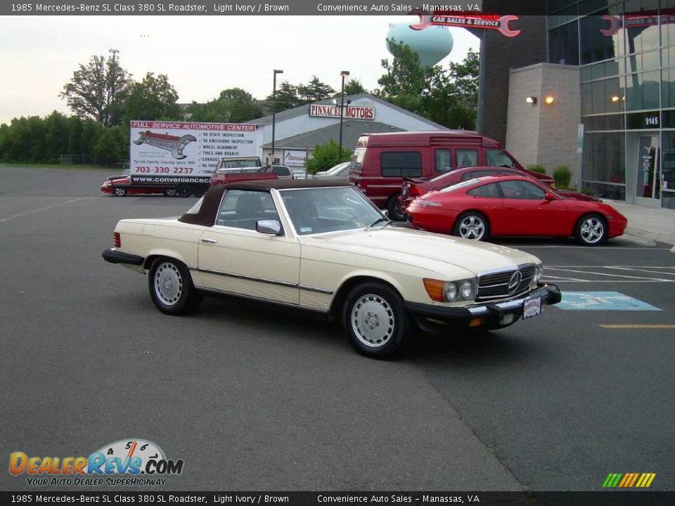 1985 Mercedes-Benz SL Class 380 SL Roadster Light Ivory / Brown Photo #2