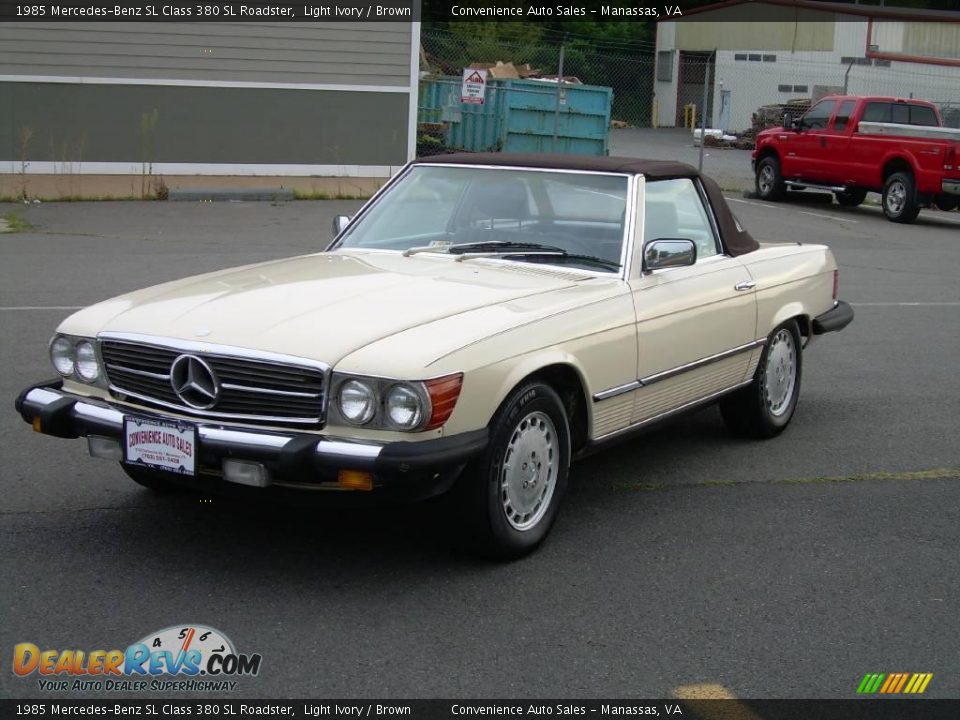 1985 Mercedes-Benz SL Class 380 SL Roadster Light Ivory / Brown Photo #4