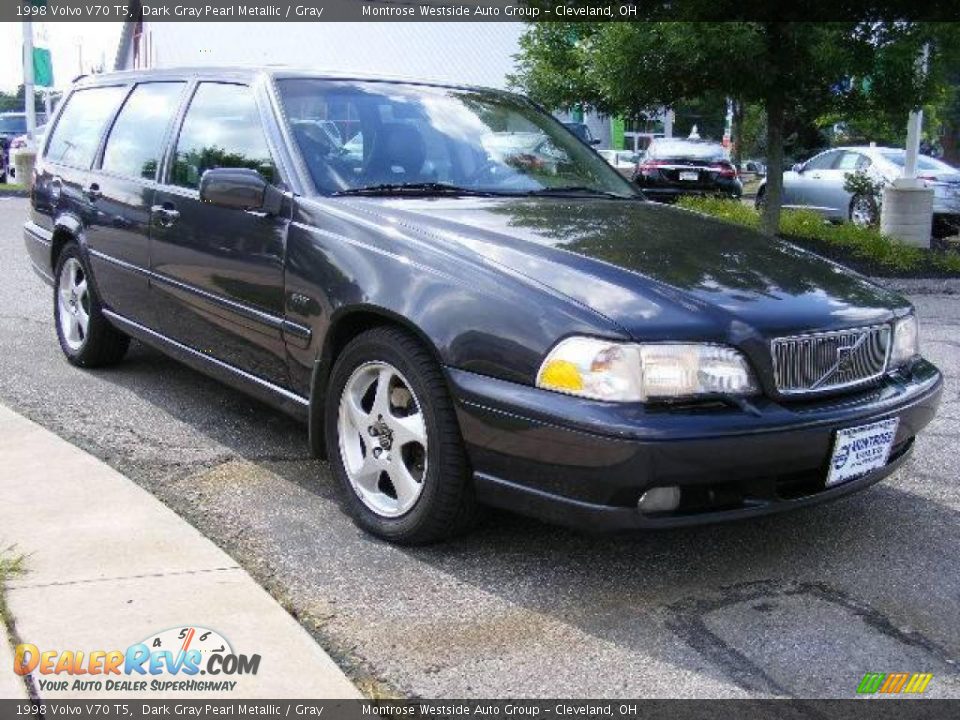 Front 3/4 View of 1998 Volvo V70 T5 Photo #7