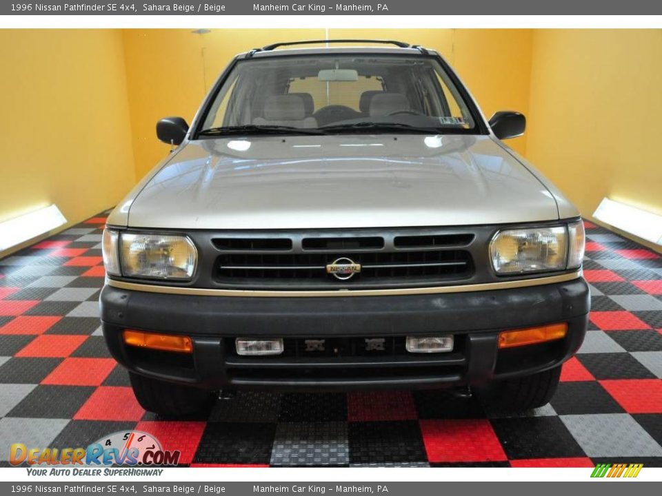 1996 Nissan Pathfinder SE 4x4 Sahara Beige / Beige Photo #2