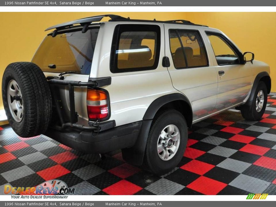 1996 Nissan Pathfinder SE 4x4 Sahara Beige / Beige Photo #6