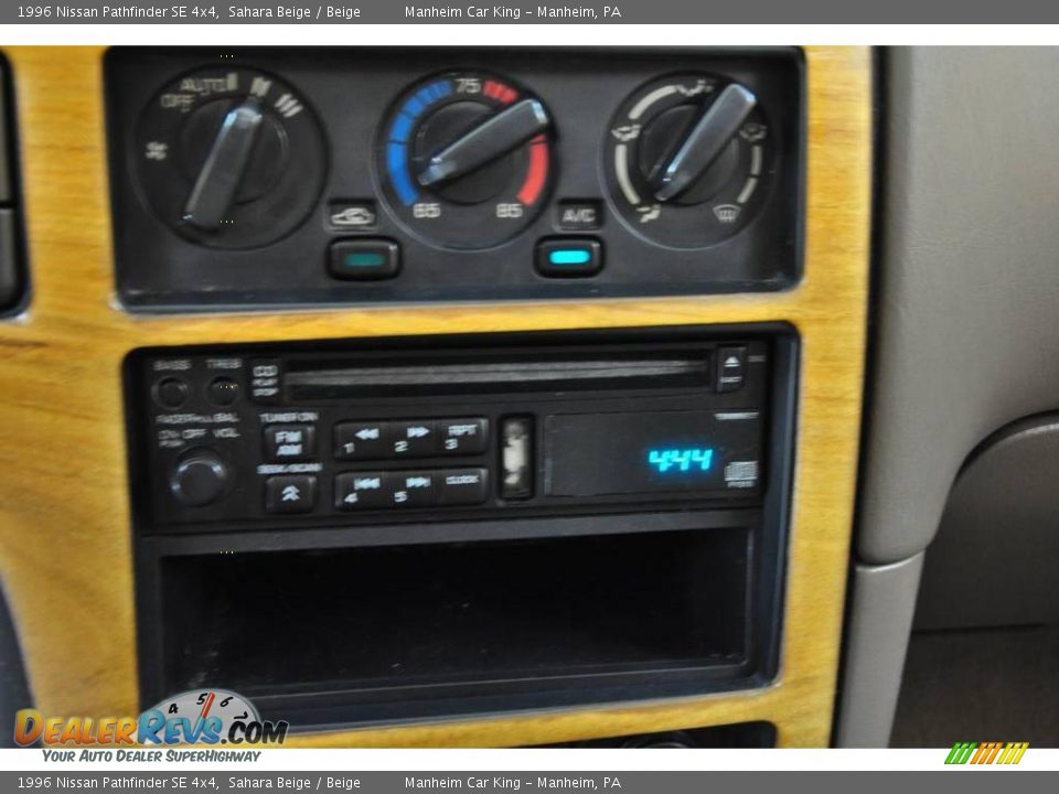 1996 Nissan Pathfinder SE 4x4 Sahara Beige / Beige Photo #8