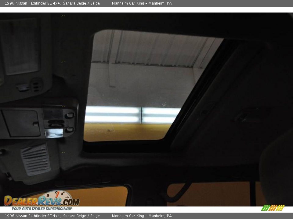 1996 Nissan Pathfinder SE 4x4 Sahara Beige / Beige Photo #11