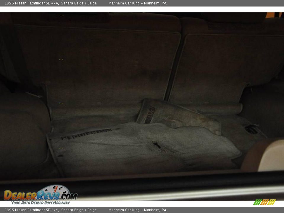 1996 Nissan Pathfinder SE 4x4 Sahara Beige / Beige Photo #14