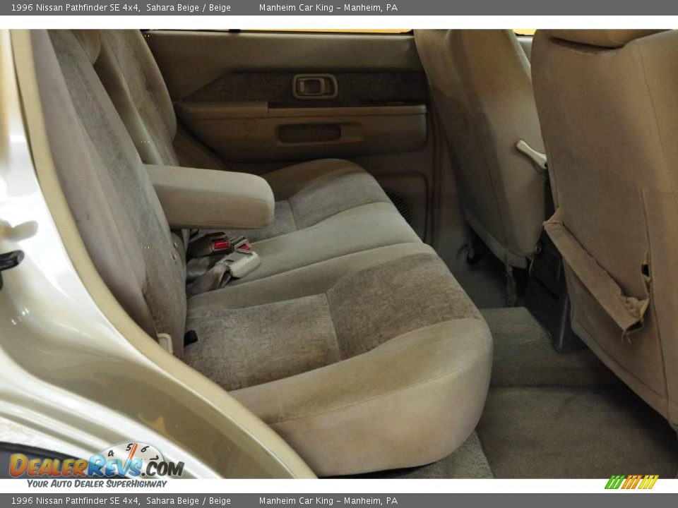 1996 Nissan Pathfinder SE 4x4 Sahara Beige / Beige Photo #16
