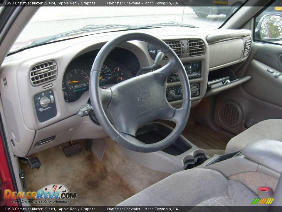 1998 Chevrolet Blazer LS 4x4 Apple Red / Graphite Photo #10