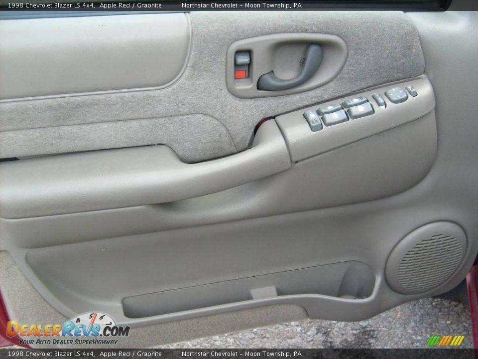 1998 Chevrolet Blazer LS 4x4 Apple Red / Graphite Photo #11