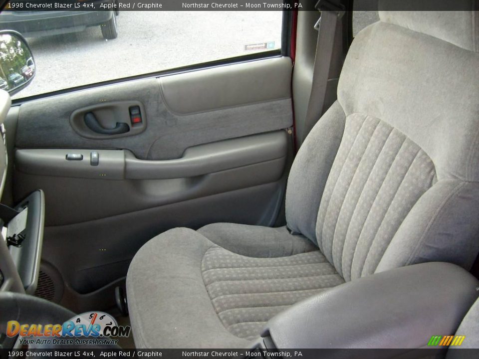 1998 Chevrolet Blazer LS 4x4 Apple Red / Graphite Photo #12