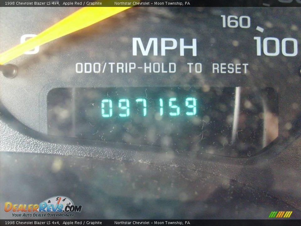 1998 Chevrolet Blazer LS 4x4 Apple Red / Graphite Photo #15